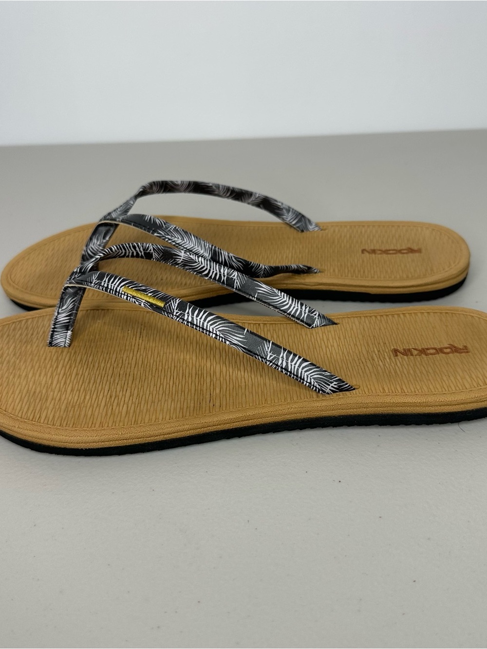 Rockin Tropical Palm Print Flip Flop Sandals Black Tan Women’s